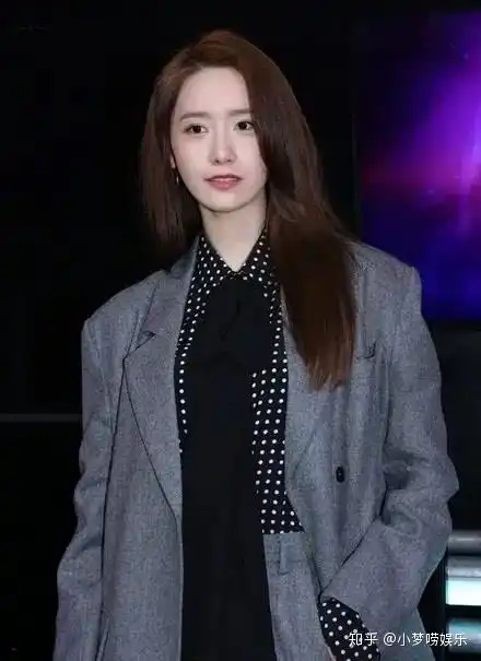 林允儿ins更新私服照,格子衬衫搭配黑色针织,好温婉的大美女

