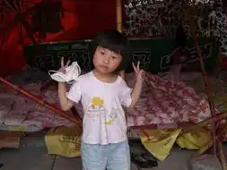 图文灾后小女孩的第一个微笑
