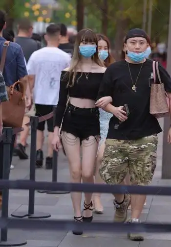 黑色系时尚元素,往往能营造高级感

