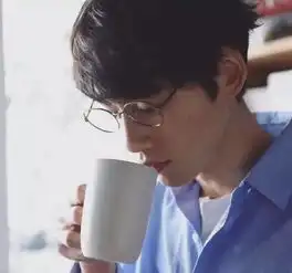 眼镜那么性感,还装什么禁欲系呢
