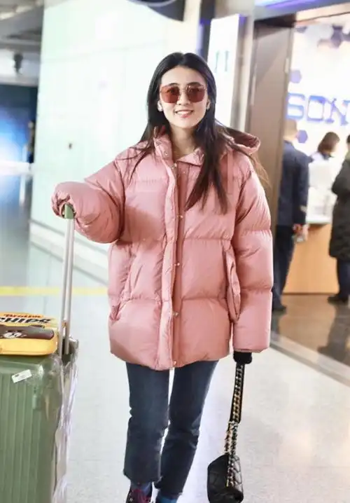 原来梁洁也这么甜美,穿粉外套嫩得跟00后似的,就是看着有点显矮
