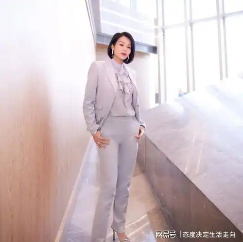 胡杏儿终于突破自我,身穿浅灰色西服套装尽显女王气息
