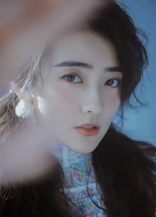 梁洁身穿复古印花裙,特写镜头美得眼花缭乱,一对耳环尤为耀眼
