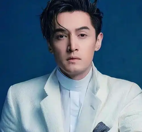 胡歌上街给老婆黄曦宁买包子被偶遇,下车后步伐轻快心情超好
