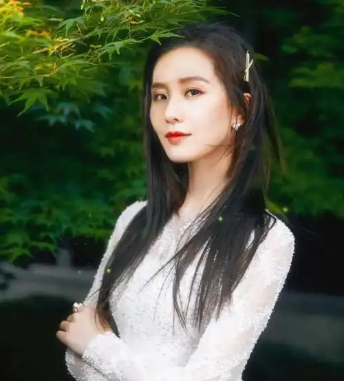 刘诗诗真是美到骨子里,一袭长裙优雅高贵美艳动人,气质太绝了

