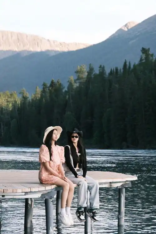 孟佳晒与沈梦辰姐妹出游照牵手甜笑好有爱内地星闻
