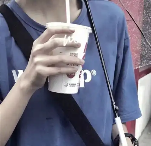 暗色系男生头像
