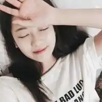小女孩真人头像坐着微信头像图片大全
