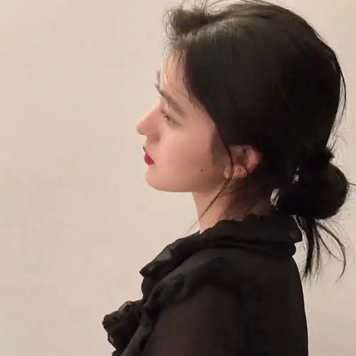 高冷系气场十足女生头像
