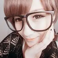 qq女生带眼镜框头像
