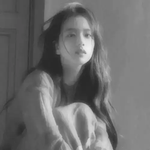 黑白女生头像有点丧,有点唯美

