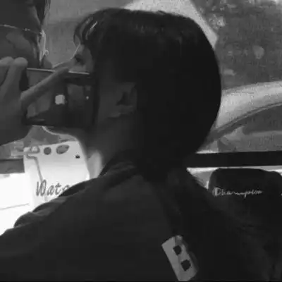 丧系情侣头像一对两张冷酷黑暗系风格情侣头像
