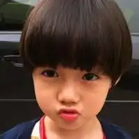 求与此图片情侣的图片qq头像谢谢大好人急啊
