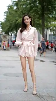 缅甸威尼斯人时尚街拍大v领针织衫配修身牛仔,高挑性感的身材,让美女脱颖而出
