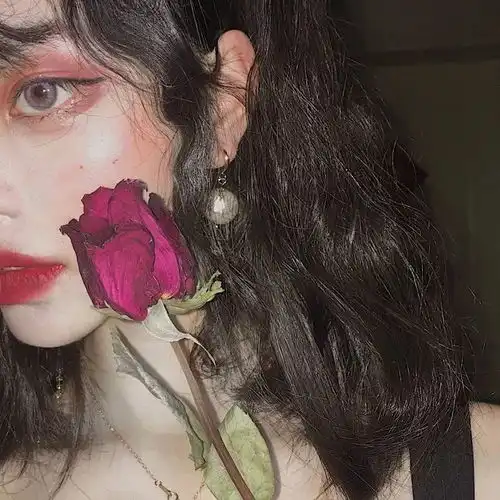 时尚霸气女生头像孤傲女帝
