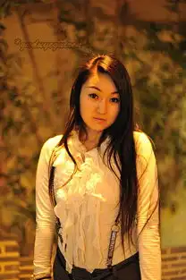 暖色室内美女人像
