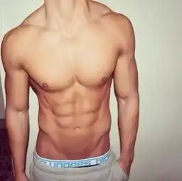 男生的腹肌犹如毒药,看一眼就种草
