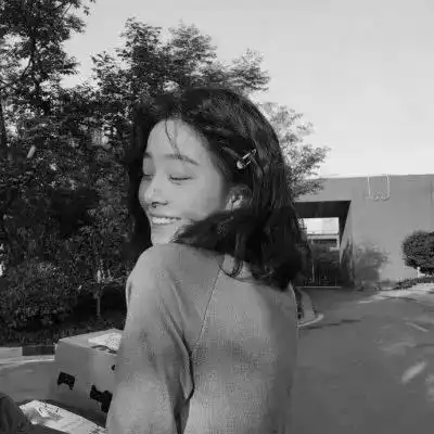 黑白女生头像有点丧,有点唯美
