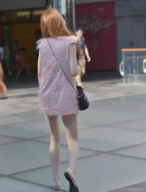 时尚流苏元素裙子,设计简约显非常华丽,搭粉色平底鞋少女感十足
