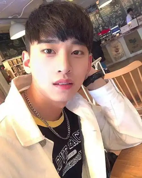 爆款小哥哥发型
