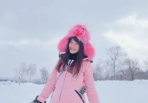 田海蓉44岁跟岁月叫板,罕见粉棉服真甜美,少女颜妈妈辈女星少见
