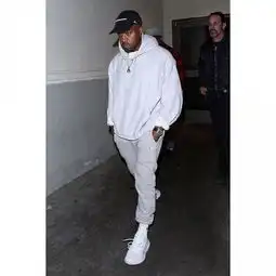 你在苦等yeezy小白鞋发售他们已经堆货成山
