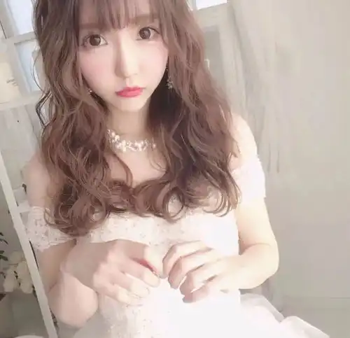 微胖女生最适合这款卷发
