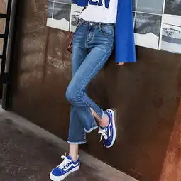 伊奈琳yinailin2018春季新款显瘦黑色高腰微喇九分牛仔裤女学生九分不规则喇叭裤
