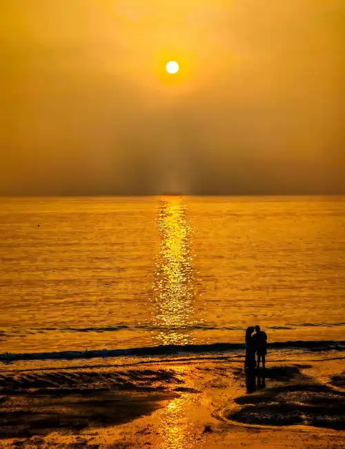 山东日照海上日出霞光满天

