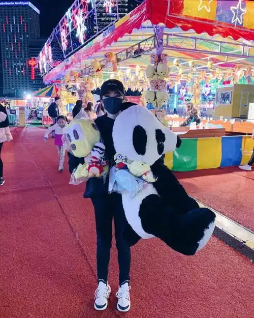邓紫棋套圈有一手一晚套到14只玩偶,摊位旁忍不住炫耀战利品
