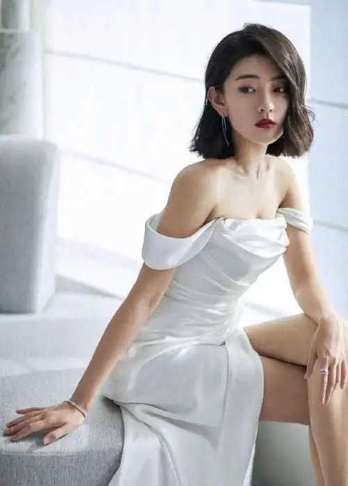 梁洁的多面穿搭,时而可爱,时而高冷,百变穿衣风格,尽显知性美
