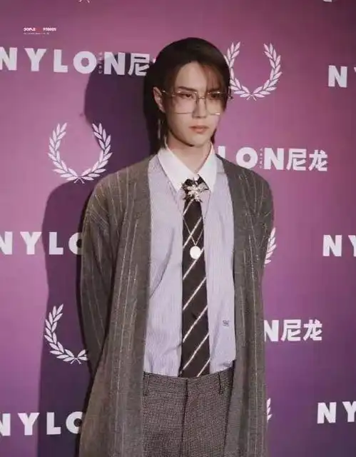王一博换造型,偏分顺毛金边眼镜,酷盖变身禁欲系撕漫男

