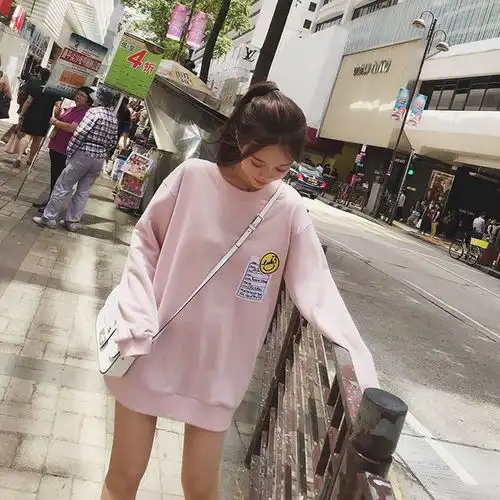 一件潮流的百搭卫衣,粉色穿出青春活力的感觉,是你的甜美女孩吗

