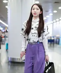 孟美岐系全透明腰带现身机场,不知道是什么材质的,这么晶莹剔透
