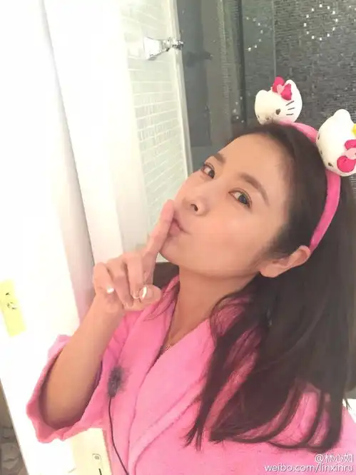 林心如罕见闺房照曝光摆满玩偶粉色系显少女心
