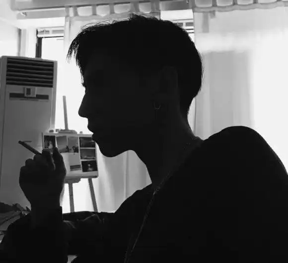ins伤感风情头,丧系催泪情头,闷骚情侣必收藏
