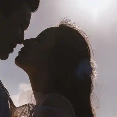 黑白情侣头像一男一女接吻系列
