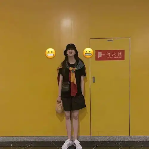 我悄悄的放了一个屁期待风把它吹进你的嘴里

