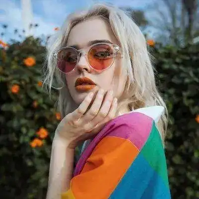 女生头像全世界在催着我长大,却没有人问我累不累
