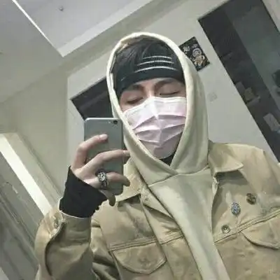 真人帅气好看男生头像拿手机
