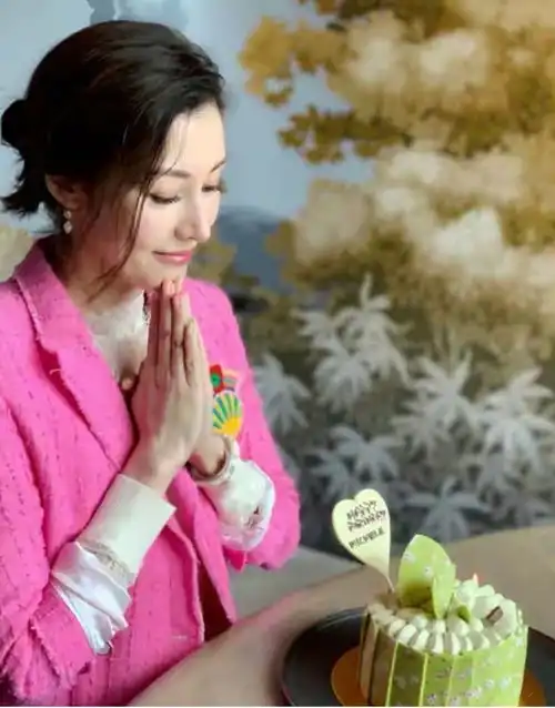 李嘉欣同框郑秀文,穿蓝色西装配黑裙真高级,51岁依旧风韵犹存
