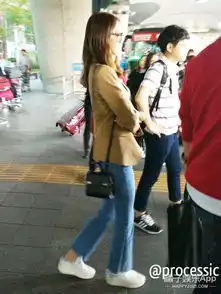 林允儿用两种颜色就能和牛仔裤搭配出5种样式,你还不快学学
