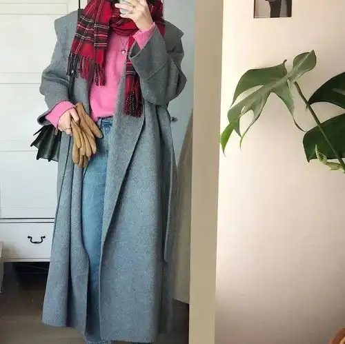 女生穿黑色大衣怎么搭配
