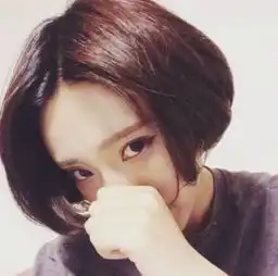 短发女人也可以性感和可爱
