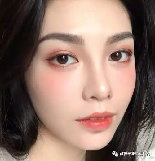 如何在外表上赢过99的女生学会妆容和服饰搭配
