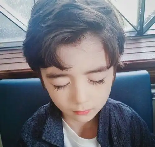 7岁女孩因太漂亮被星探发掘,看到母亲容颜,网友一起出道吧
