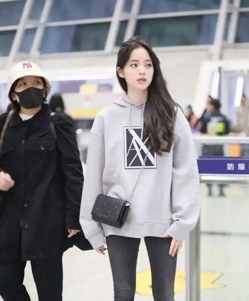衣品粉欧阳娜娜长发披肩变文艺美少女,简单休闲穿搭青春有活力

