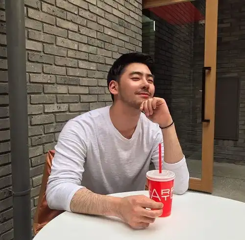 谁说单眼皮小眼睛的男生不能很好看
