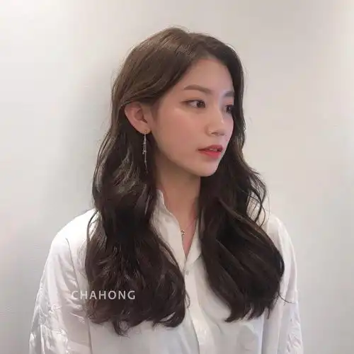 营造慵懒女人味今年春天,韩国女生都在烫这种千金系波浪卷
