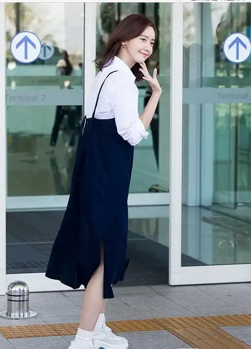 林允儿穿吊带裙搭配白色衬衣现身机场清纯美爆发颇有淑女风范
